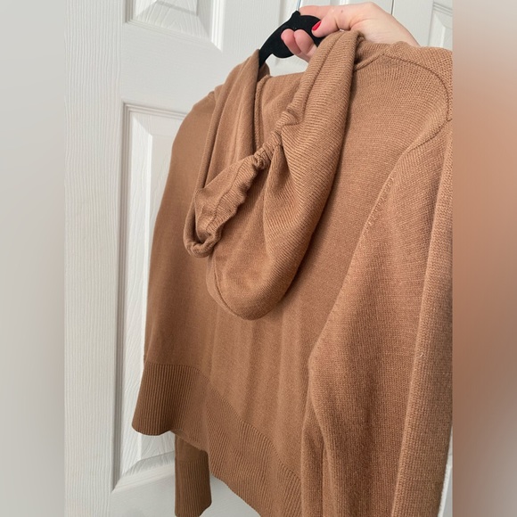 Camel colour sweater with hood - Picture 3 of 3